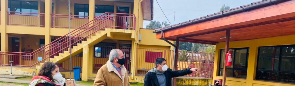 Alcalde y director de Educación Municipal visitaron colegios de la comuna