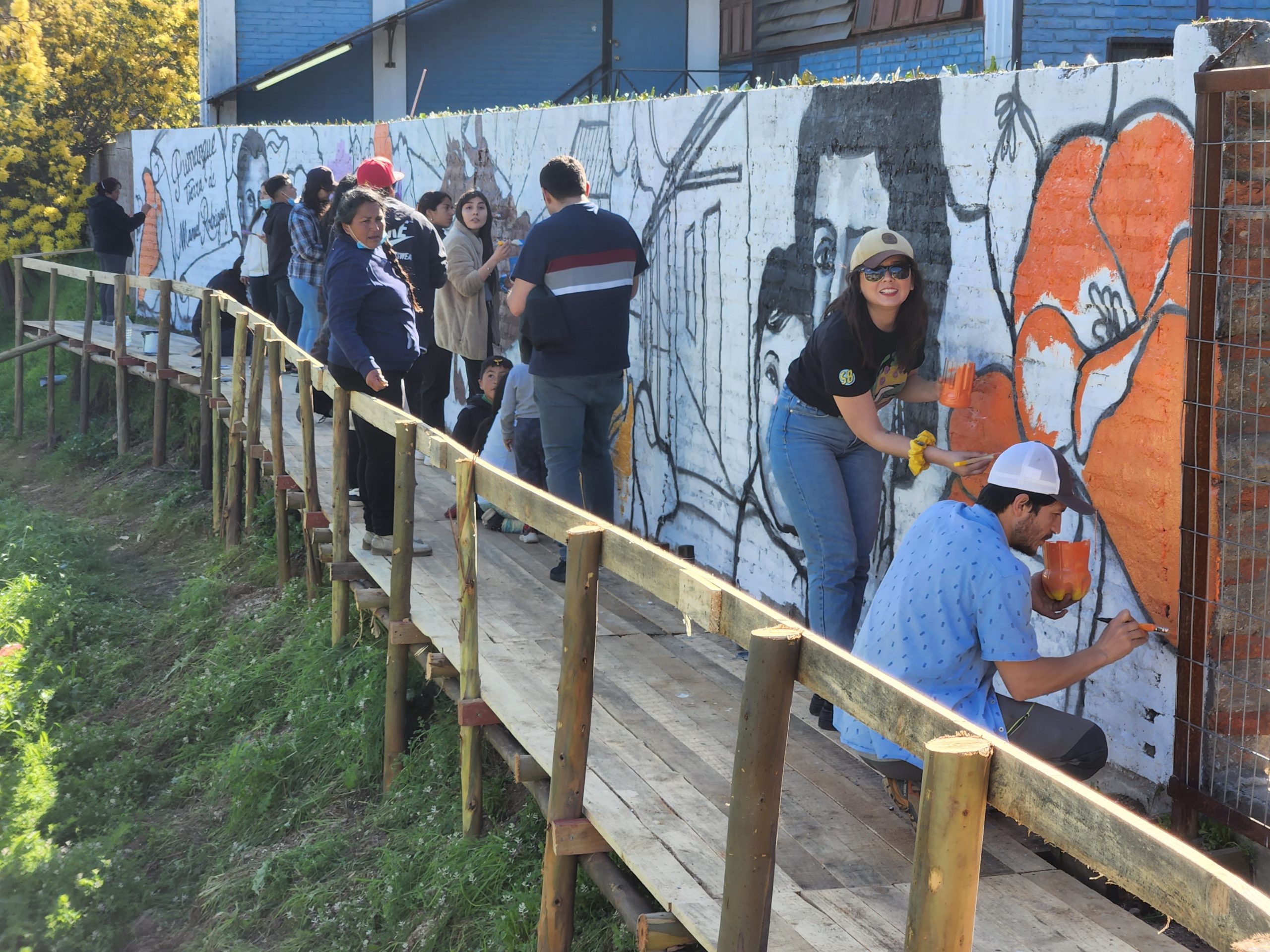Jóvenes pintan el primer mural al aire libre de Pumanque