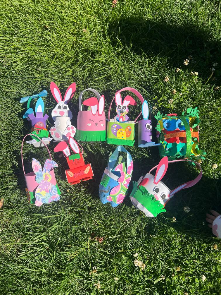 Niños y niñas de la comuna confeccionan canastitas con materiales reciclados